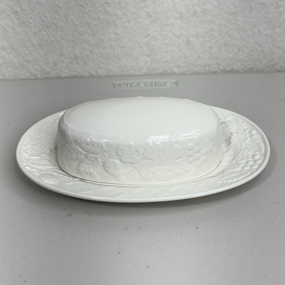 Mikasa English Countryside White Stoneware Oval Covered Butter Dish DP900 Vintag